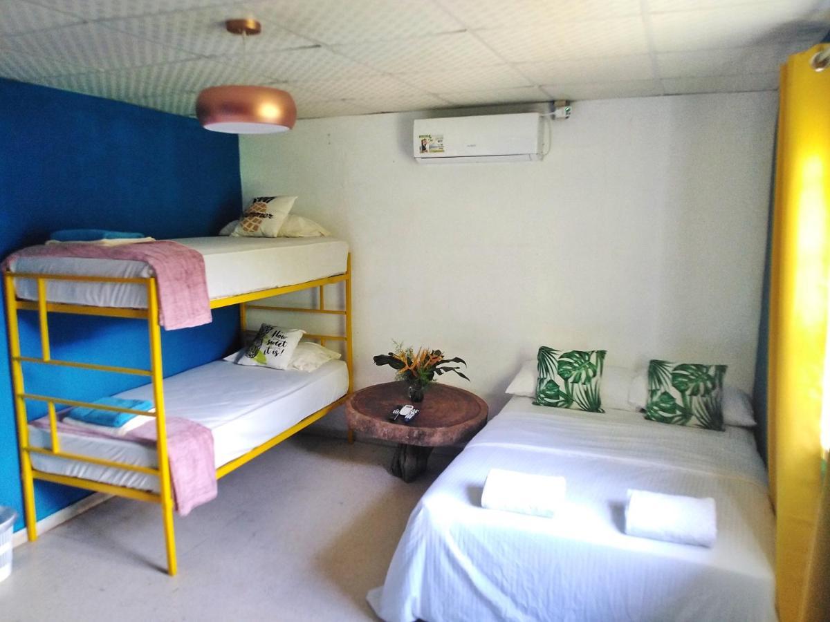 סנטיאגו Hostal & Cafe Travelers מראה חיצוני תמונה